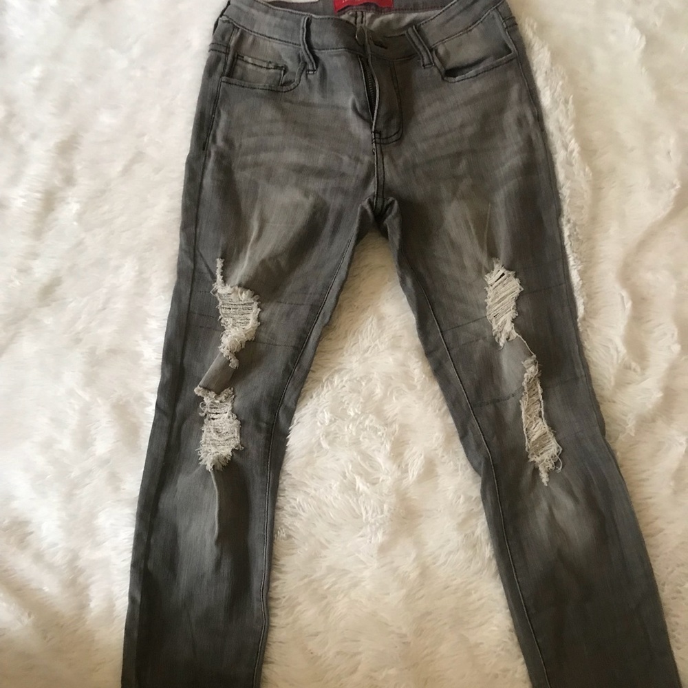 Distressed Gray Cropped Ankle Jeans!